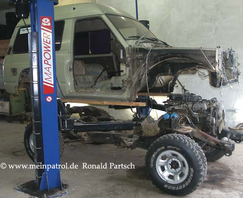 Karosserie abheben, Hebeb&uuml;hne, lift, Maha, maha, MAHA, MAPOWER, mapower, Maschinenbau, Haldenwang, Nissan, nissan, Patrol, patrol, Safari, safari, Patrol GR, patrol gr, Safari GR, safari gr, GR, gr, KR, kr, Patrol GQ, patrol gq, Safari GQ, safari gq, GQ, gq, Y60, y60, JRY60, jry60, JRLY60, jrly60, VRGY60, vrgy60, ARGY60, argy60, TD42, td42, 4.2-Liter, 4.2 Litre, 4.2 litre, 4,2-Liter, Sechszylinder, Inlinesix, inlinesix, high roof, Hochdach, Jeep, jeep, Wrangler, wrangler, TJ, tj, Yamaha, Kodiak, yamaha, kodiak, 4x4, 4WD, 4wd, four wheel drive, AWD, awd, Offroad, offroad, Off Road, OFF ROAD, off road, offroader, Allradler, Allradantrieb, Gel&auml;ndeuntersetzung, Reduktion, low gears, Differenzialsperre, Differentialsperre, locker, Gelaendewagen, Gel&auml;ndewagen, Reisen, reisen, travel, Expedition, expedition, Tour, tour, Tuning, tuning, tune, Zubeh&ouml;r, equipment