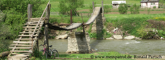 Fumosito, Karpatentour, Rum&auml;nien, romania, Br&uuml;cke, Fiad Telciu, Nissan, nissan, Patrol, patrol, Safari, safari, Patrol GR, patrol gr, Safari GR, safari gr, GR, gr, KR, kr, Patrol GQ, patrol gq, Safari GQ, safari gq, GQ, gq, Y60, y60, JRY60, jry60, JRLY60, jrly60, VRGY60, vrgy60, ARGY60, argy60, TD42, td42, 4.2-Liter, 4.2 Litre, 4.2 litre, 4,2-Liter, Sechszylinder, Inlinesix, inlinesix, high roof, Hochdach, Jeep, jeep, Wrangler, wrangler, TJ, tj, Yamaha, Kodiak, yamaha, kodiak, 4x4, 4WD, 4wd, four wheel drive, AWD, awd, Offroad, offroad, Off Road, OFF ROAD, off road, offroader, Allradler, Allradantrieb, Gel&auml;ndeuntersetzung, Reduktion, low gears, Differenzialsperre, Differentialsperre, locker, Gelaendewagen, Gel&auml;ndewagen, Reisen, reisen, travel, Expedition, expedition, Tour, tour, Tuning, tuning, tune, Zubeh&ouml;r, equipment