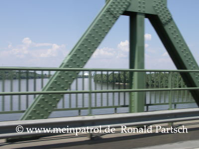 Fumosito, Donau, Donaubr&uuml;cke, Dunafoldvar, Ungarn, hungary, Nissan, nissan, Patrol, patrol, Safari, safari, Patrol GR, patrol gr, Safari GR, safari gr, GR, gr, KR, kr, Patrol GQ, patrol gq, Safari GQ, safari gq, GQ, gq, Y60, y60, JRY60, jry60, JRLY60, jrly60, VRGY60, vrgy60, ARGY60, argy60, TD42, td42, 4.2-Liter, 4.2 Litre, 4.2 litre, 4,2-Liter, Sechszylinder, Inlinesix, inlinesix, high roof, Hochdach, Jeep, jeep, Wrangler, wrangler, TJ, tj, Yamaha, Kodiak, yamaha, kodiak, 4x4, 4WD, 4wd, four wheel drive, AWD, awd, Offroad, offroad, Off Road, OFF ROAD, off road, offroader, Allradler, Allradantrieb, Gel&auml;ndeuntersetzung, Reduktion, low gears, Differenzialsperre, Differentialsperre, locker, Gelaendewagen, Gel&auml;ndewagen, Reisen, reisen, travel, Expedition, expedition, Tour, tour, Tuning, tuning, tune, Zubeh&ouml;r, equipment