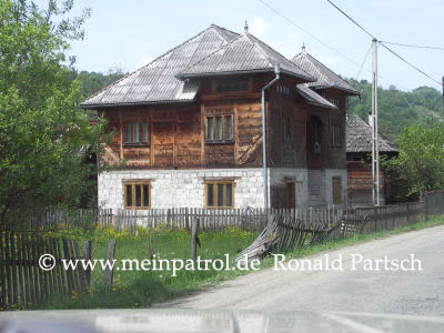 Fumosito, Holzhaus, Pasul Setref, Rum&auml;nien, romania, roumania, Nissan, nissan, Patrol, patrol, Safari, safari, Patrol GR, patrol gr, Safari GR, safari gr, GR, gr, KR, kr, Patrol GQ, patrol gq, Safari GQ, safari gq, GQ, gq, Y60, y60, JRY60, jry60, JRLY60, jrly60, VRGY60, vrgy60, ARGY60, argy60, TD42, td42, 4.2-Liter, 4.2 Litre, 4.2 litre, 4,2-Liter, Sechszylinder, Inlinesix, inlinesix, high roof, Hochdach, Jeep, jeep, Wrangler, wrangler, TJ, tj, Yamaha, Kodiak, yamaha, kodiak, 4x4, 4WD, 4wd, four wheel drive, AWD, awd, Offroad, offroad, Off Road, OFF ROAD, off road, offroader, Allradler, Allradantrieb, Gel&auml;ndeuntersetzung, Reduktion, low gears, Differenzialsperre, Differentialsperre, locker, Gelaendewagen, Gel&auml;ndewagen, Reisen, reisen, travel, Expedition, expedition, Tour, tour, Tuning, tuning, tune, Zubeh&ouml;r, equipment