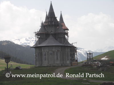 Fumosito, Kirche, Pasul Prislop, Rum&auml;nien, romania, roumania, Nissan, nissan, Patrol, patrol, Safari, safari, Patrol GR, patrol gr, Safari GR, safari gr, GR, gr, KR, kr, Patrol GQ, patrol gq, Safari GQ, safari gq, GQ, gq, Y60, y60, JRY60, jry60, JRLY60, jrly60, VRGY60, vrgy60, ARGY60, argy60, TD42, td42, 4.2-Liter, 4.2 Litre, 4.2 litre, 4,2-Liter, Sechszylinder, Inlinesix, inlinesix, high roof, Hochdach, Jeep, jeep, Wrangler, wrangler, TJ, tj, Yamaha, Kodiak, yamaha, kodiak, 4x4, 4WD, 4wd, four wheel drive, AWD, awd, Offroad, offroad, Off Road, OFF ROAD, off road, offroader, Allradler, Allradantrieb, Gel&auml;ndeuntersetzung, Reduktion, low gears, Differenzialsperre, Differentialsperre, locker, Gelaendewagen, Gel&auml;ndewagen, Reisen, reisen, travel, Expedition, expedition, Tour, tour, Tuning, tuning, tune, Zubeh&ouml;r, equipment