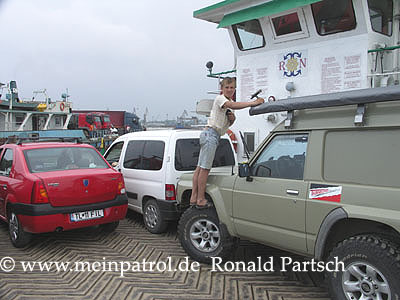 F&auml;hre, Donau, Braila, Fumosito, Rum&auml;nien, romania, roumania, Nissan Patrol Safari JRY60 GR GQ TD42 4,2 Liter 4.2 Litre Hochdach high roof und Bantam trailer und Rockinger Nato-Zughaken