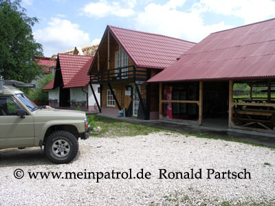 Campingplatz, Vampire, Camping, Bran, Fumosito, Rum&auml;nien, romania, roumania, Nissan, nissan, Patrol, patrol, Safari, safari, Patrol GR, patrol gr, Safari GR, safari gr, GR, gr, KR, kr, Patrol GQ, patrol gq, Safari GQ, safari gq, GQ, gq, Y60, y60, JRY60, jry60, JRLY60, jrly60, VRGY60, vrgy60, ARGY60, argy60, TD42, td42, 4.2-Liter, 4.2 Litre, 4.2 litre, 4,2-Liter, Sechszylinder, Inlinesix, inlinesix, high roof, Hochdach, Jeep, jeep, Wrangler, wrangler, TJ, tj, Yamaha, Kodiak, yamaha, kodiak, 4x4, 4WD, 4wd, four wheel drive, AWD, awd, Offroad, offroad, Off Road, OFF ROAD, off road, offroader, Allradler, Allradantrieb, Gel&auml;ndeuntersetzung, Reduktion, low gears, Differenzialsperre, Differentialsperre, locker, Gelaendewagen, Gel&auml;ndewagen, Reisen, reisen, travel, Expedition, expedition, Tour, tour, Tuning, tuning, tune, Zubeh&ouml;r, equipment