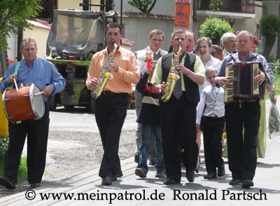 Hochzeitszug, Zarnesti, Fumosito, Rum&auml;nien, romania, roumania, Nissan, nissan, Patrol, patrol, Safari, safari, Patrol GR, patrol gr, Safari GR, safari gr, GR, gr, KR, kr, Patrol GQ, patrol gq, Safari GQ, safari gq, GQ, gq, Y60, y60, JRY60, jry60, JRLY60, jrly60, VRGY60, vrgy60, ARGY60, argy60, TD42, td42, 4.2-Liter, 4.2 Litre, 4.2 litre, 4,2-Liter, Sechszylinder, Inlinesix, inlinesix, high roof, Hochdach, Jeep, jeep, Wrangler, wrangler, TJ, tj, Yamaha, Kodiak, yamaha, kodiak, 4x4, 4WD, 4wd, four wheel drive, AWD, awd, Offroad, offroad, Off Road, OFF ROAD, off road, offroader, Allradler, Allradantrieb, Gel&auml;ndeuntersetzung, Reduktion, low gears, Differenzialsperre, Differentialsperre, locker, Gelaendewagen, Gel&auml;ndewagen, Reisen, reisen, travel, Expedition, expedition, Tour, tour, Tuning, tuning, tune, Zubeh&ouml;r, equipment